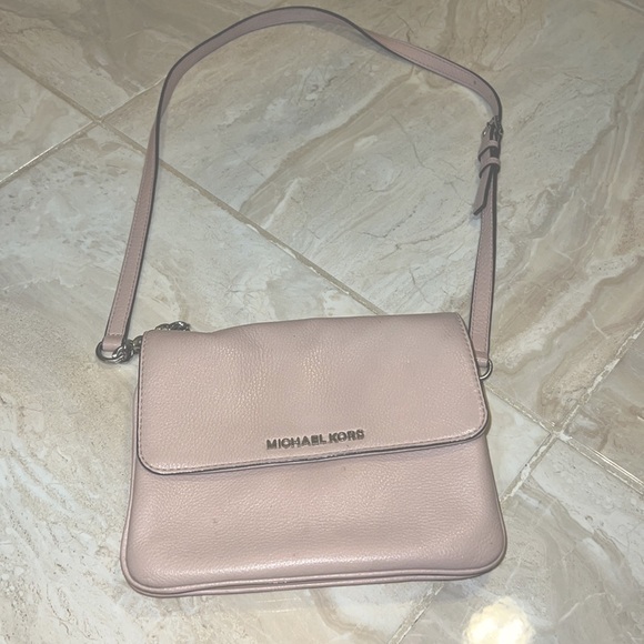 Michael Kors Handbags - Michael Kors crossbody in Ballet
